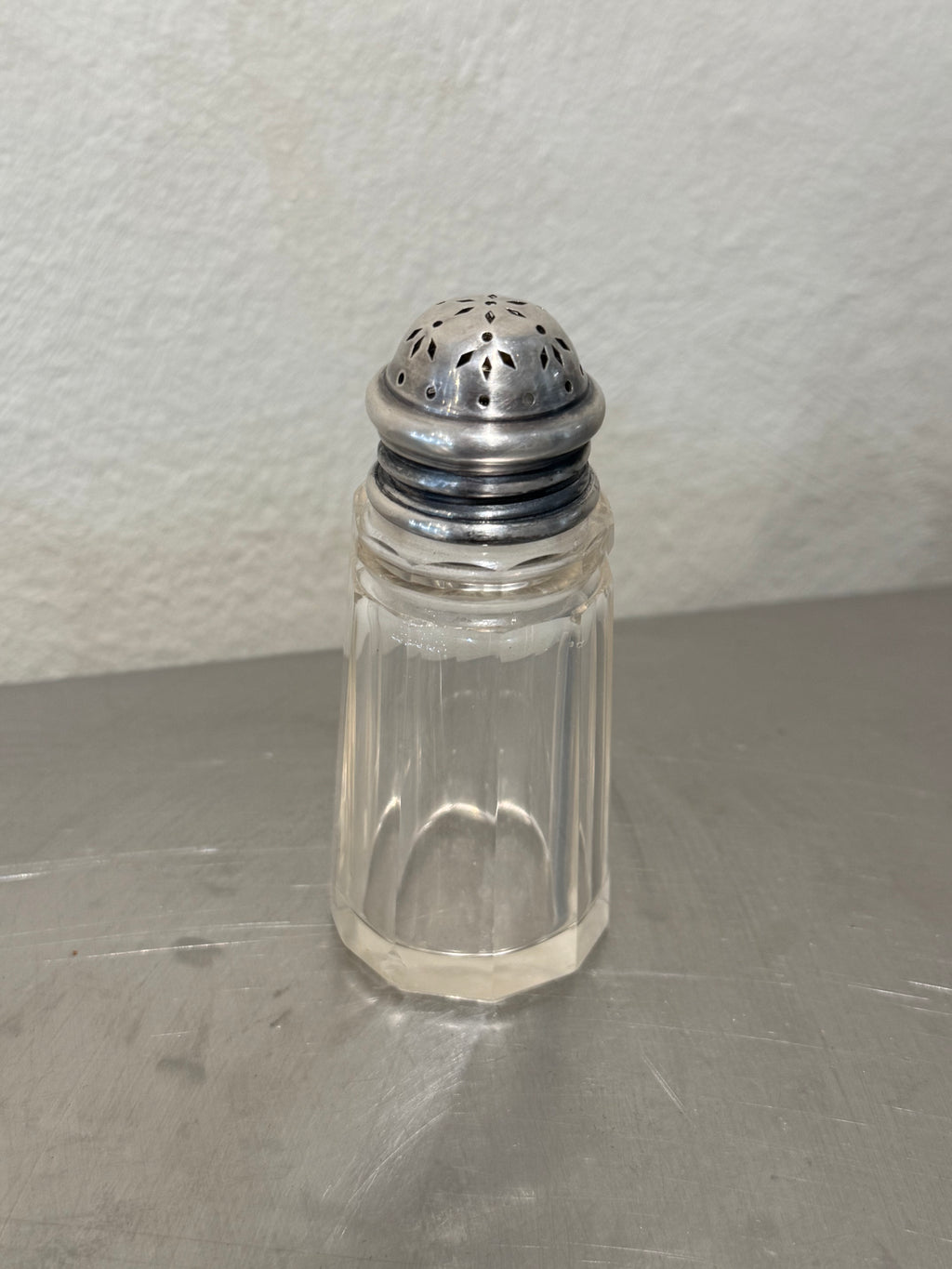 Crystal shaker with silver-plated lid detail
