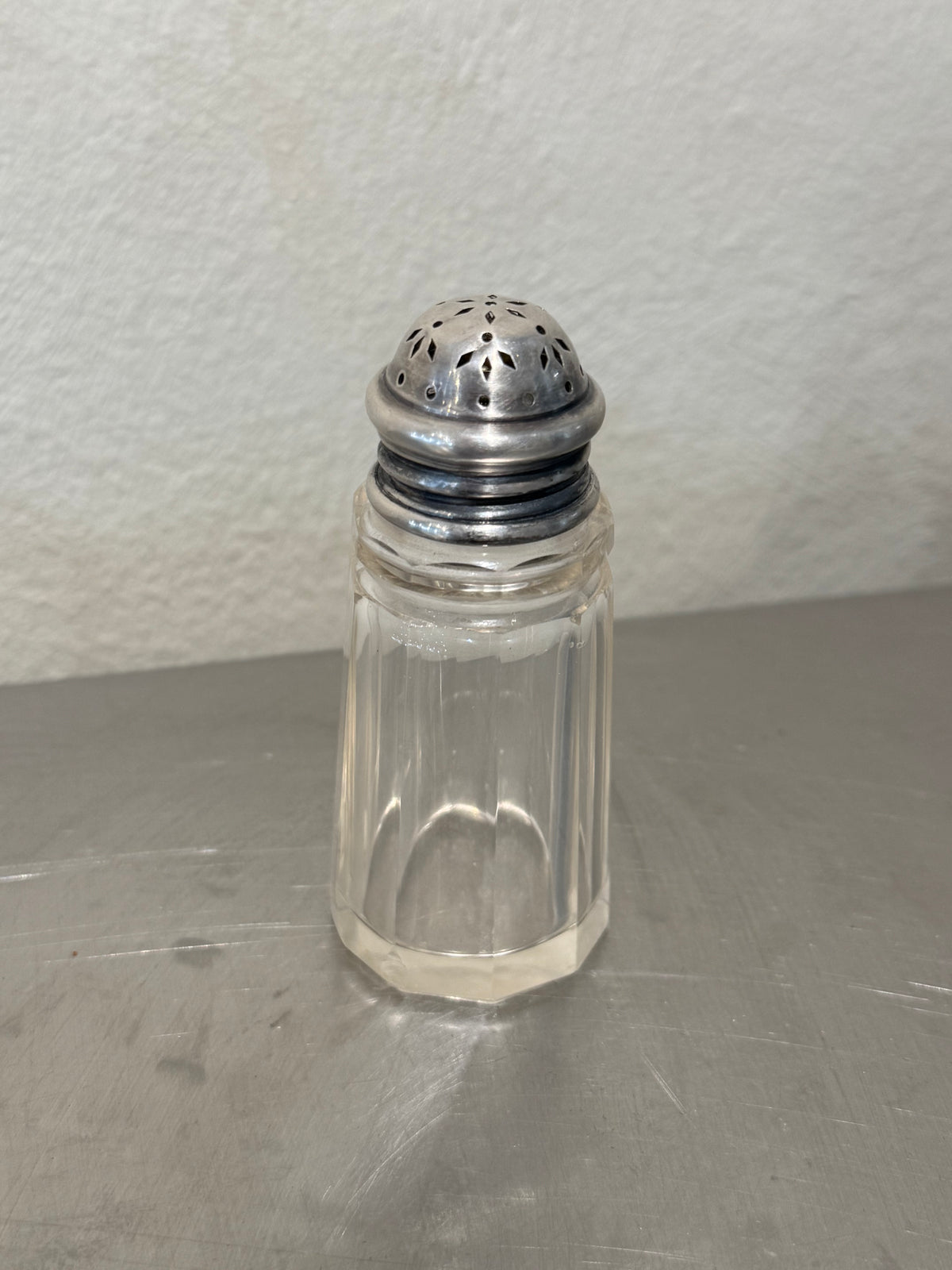 Crystal shaker with silver-plated lid detail