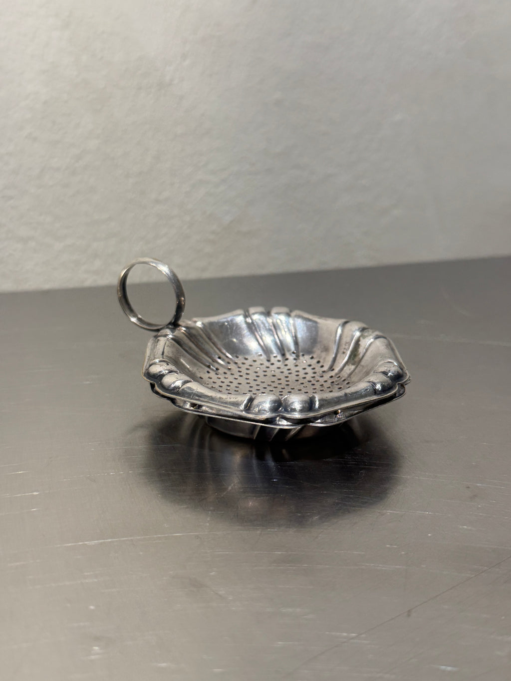 Shell-shaped silver-plated tea strainer with drip bowl