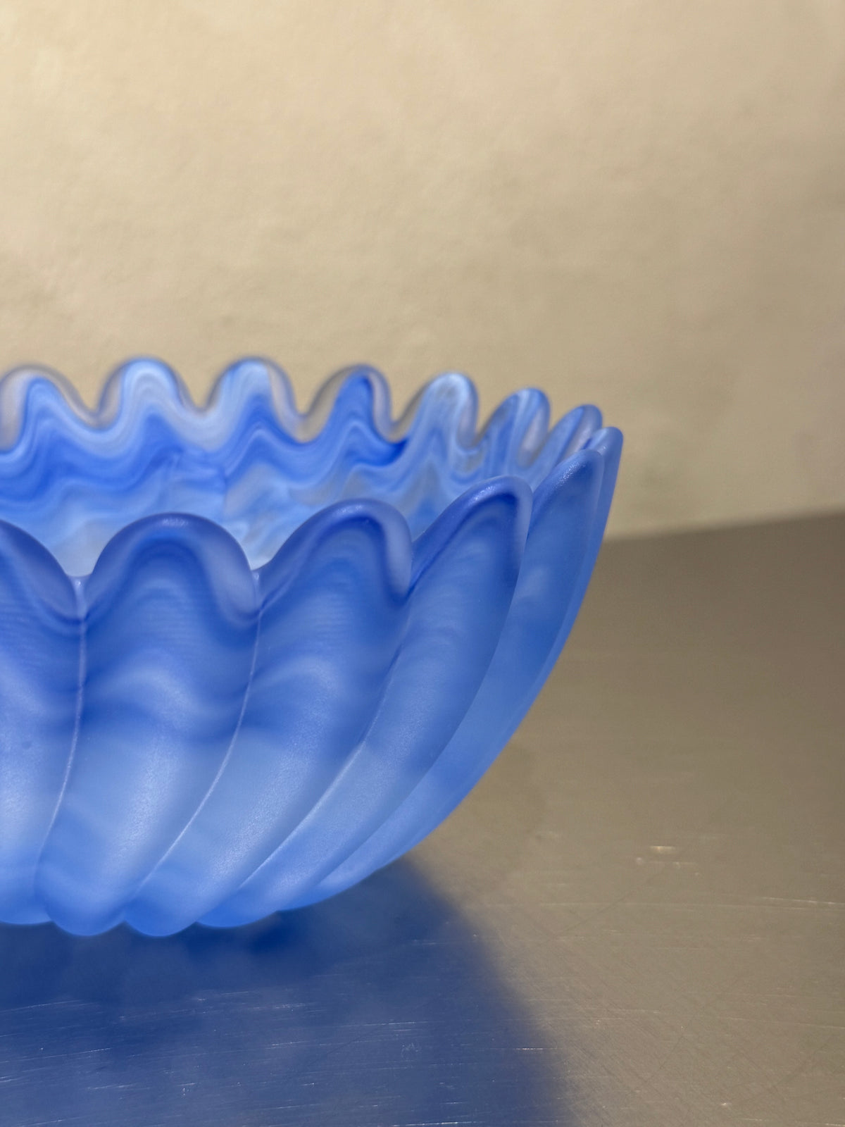 Vintage blue swirl glass bowl detail