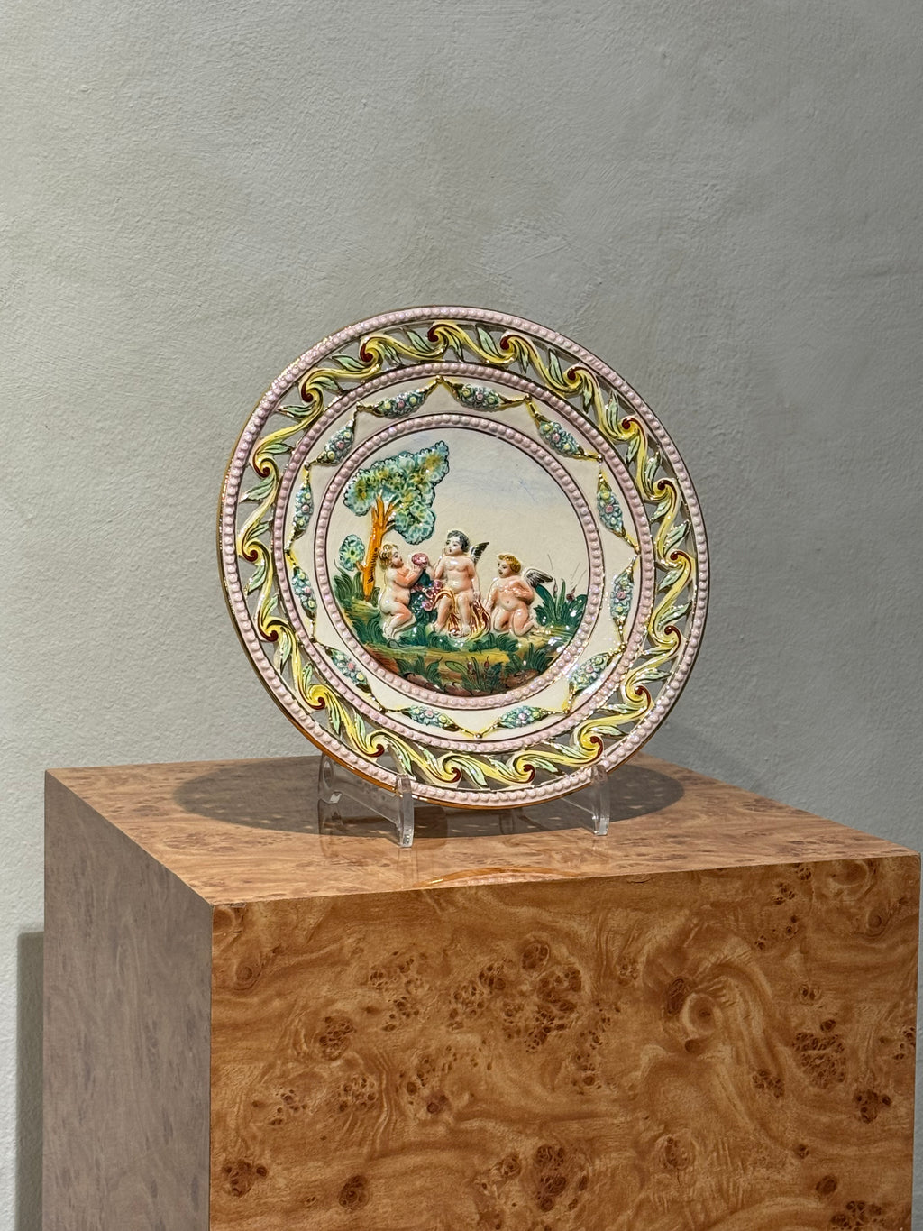 Tallrik med reliefdekor från Capodimonte