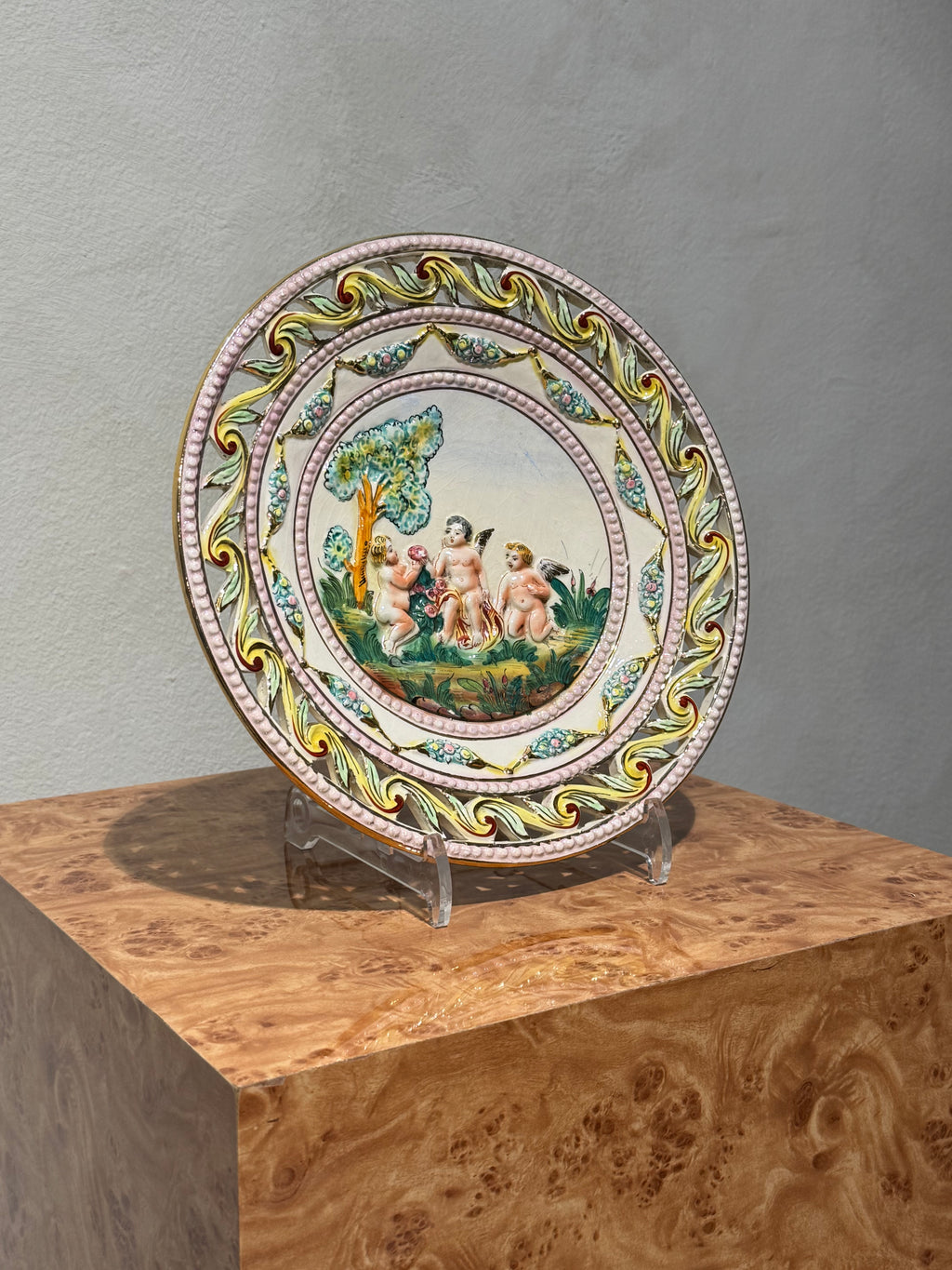 Tallrik med reliefdekor från Capodimonte