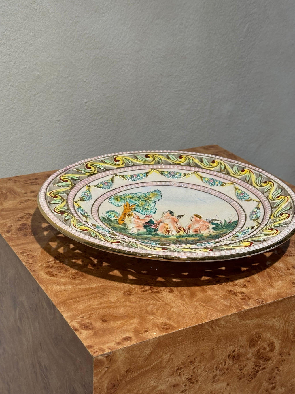 Tallrik med reliefdekor från Capodimonte