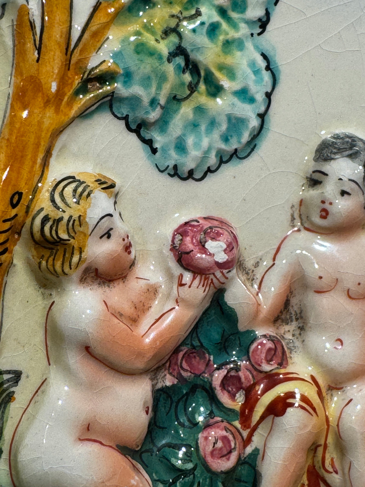 Tallrik med reliefdekor från Capodimonte