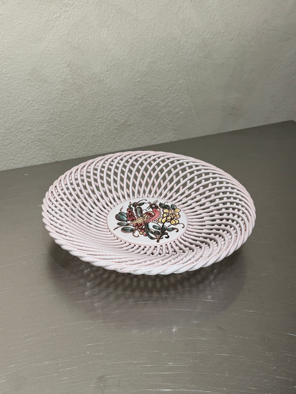 Keramikskål med flätad dekor från Boda