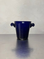 Indigoblå ishink i glas från Björkshult med svängda handtag