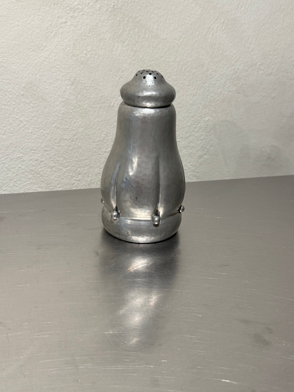 English Tin Shaker – product image 1