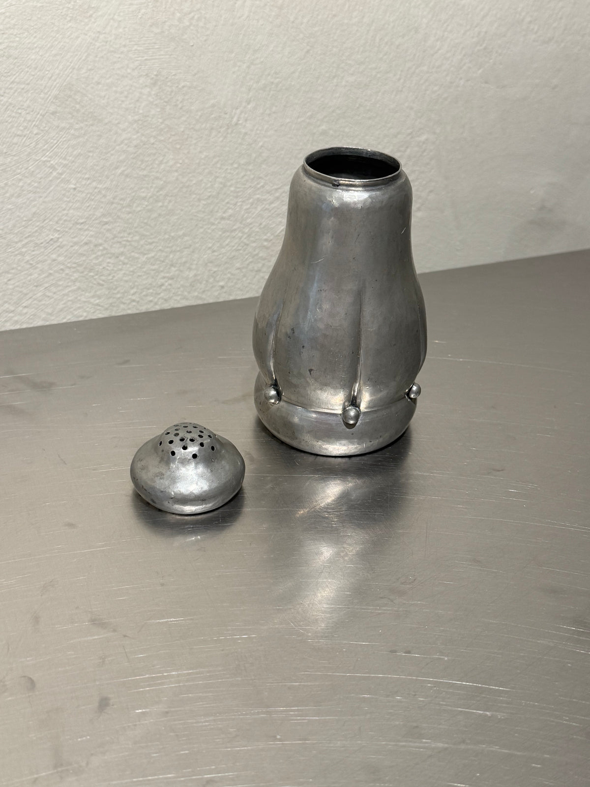 English Tin Shaker – product image 3