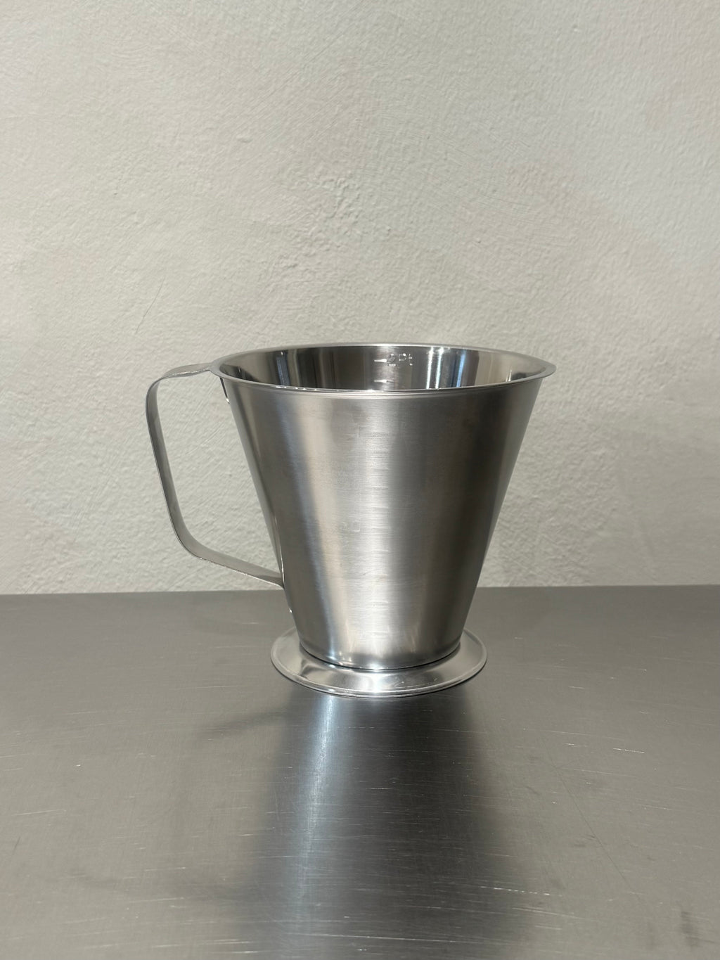 Jonas stainless steel measuring jug 1 L