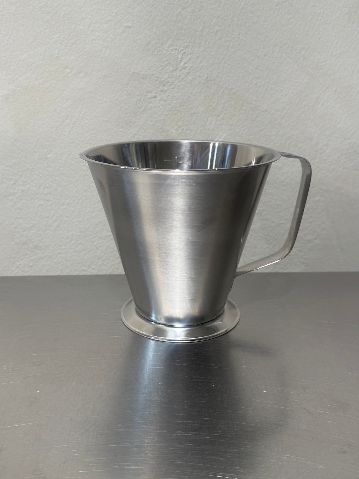 Jonas stainless steel measuring jug 1 L