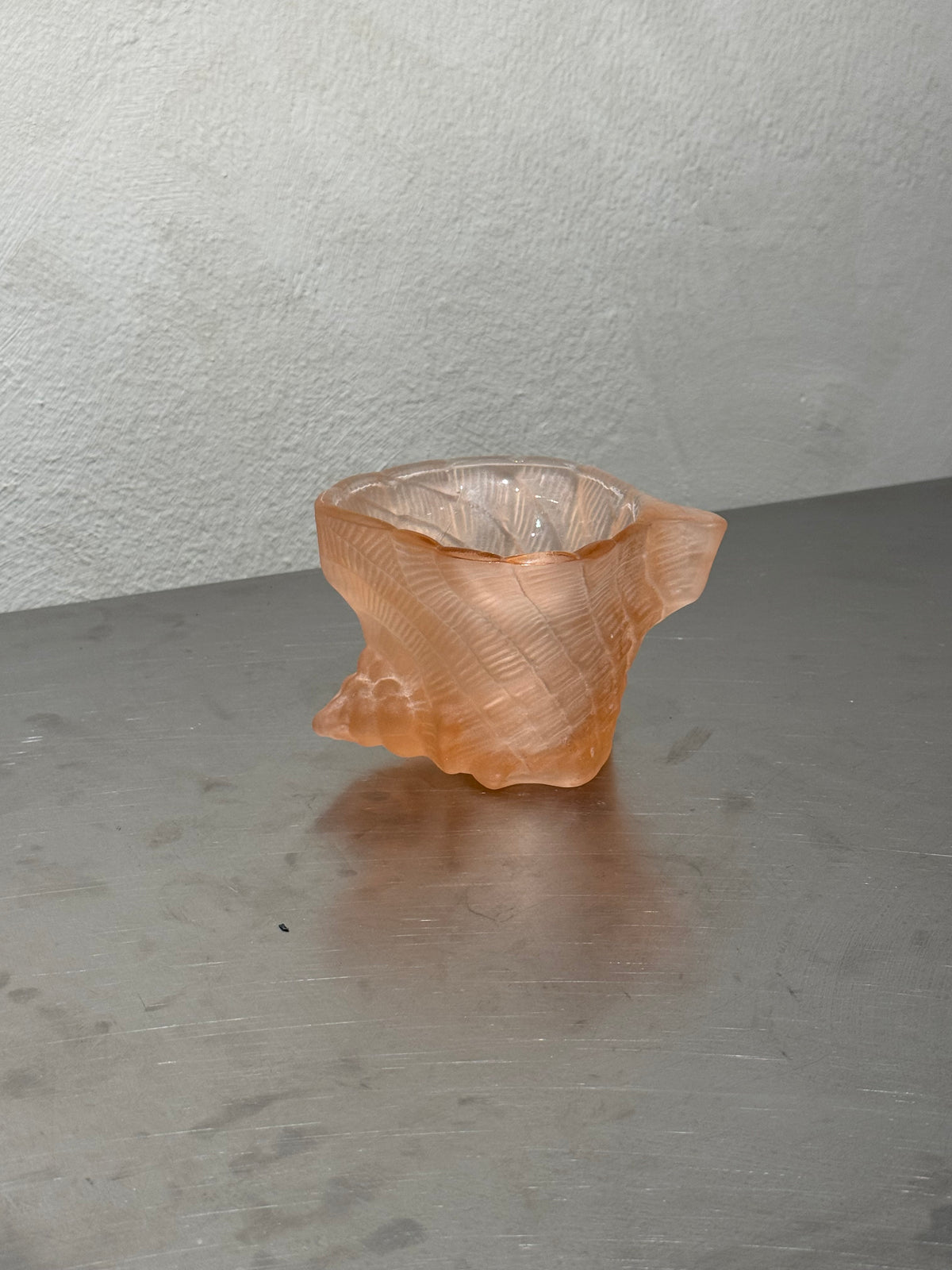 Pink Shell-Shaped Glass Bowl – product image 1