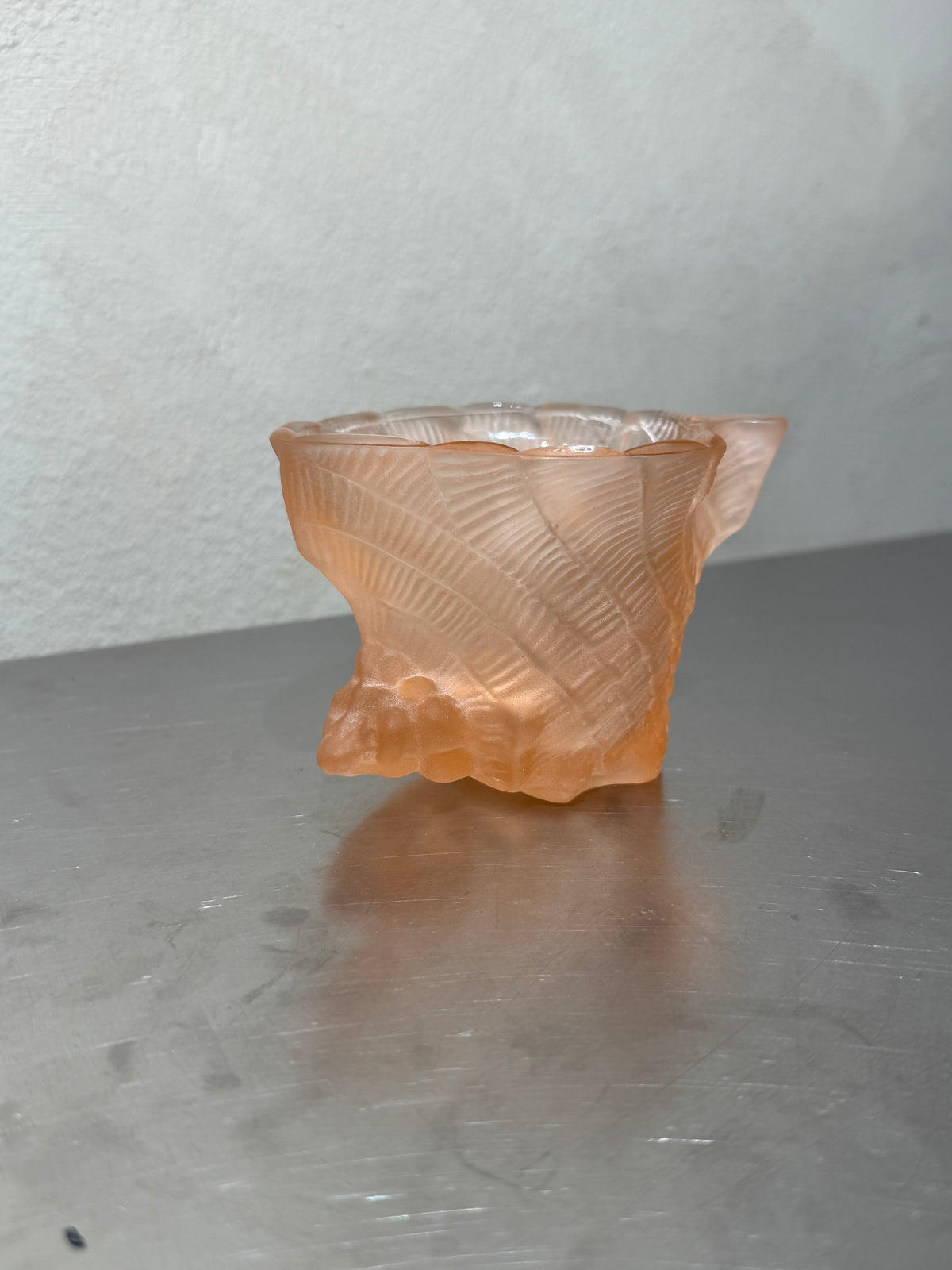 Pink Shell-Shaped Glass Bowl – product image 3