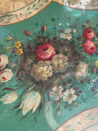 Detalj av handmålade blommor och patina