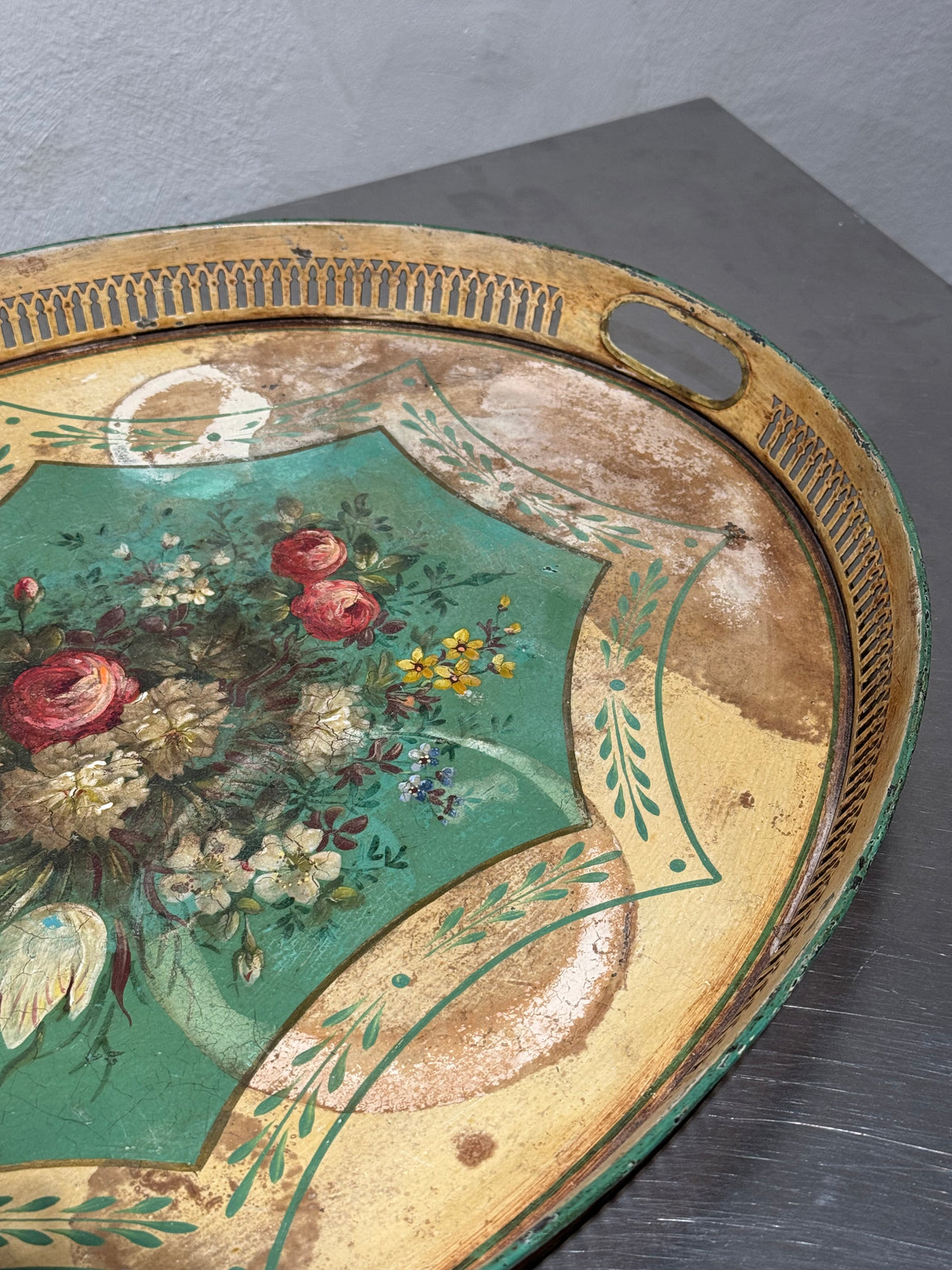 Detalj av genombruten kant och färgbortfall