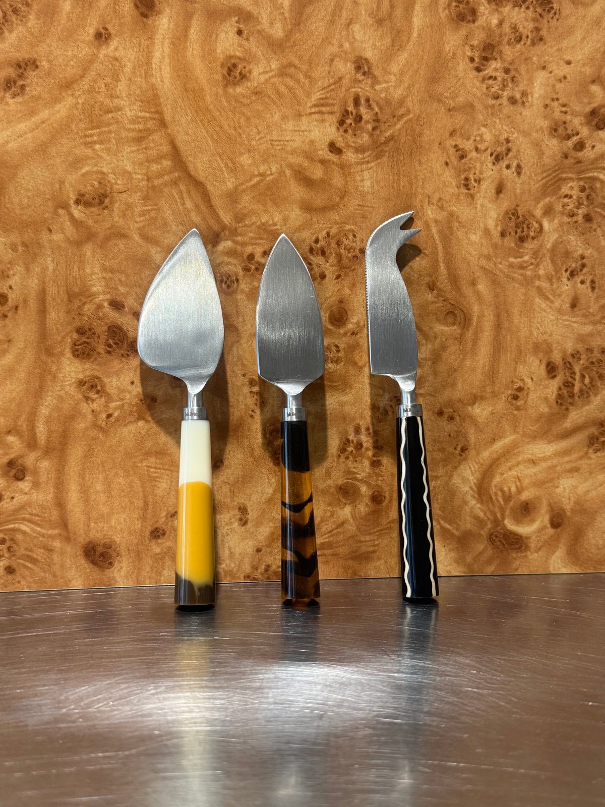 HKLiving Havana cheese knife set leaning against birch burl veneer