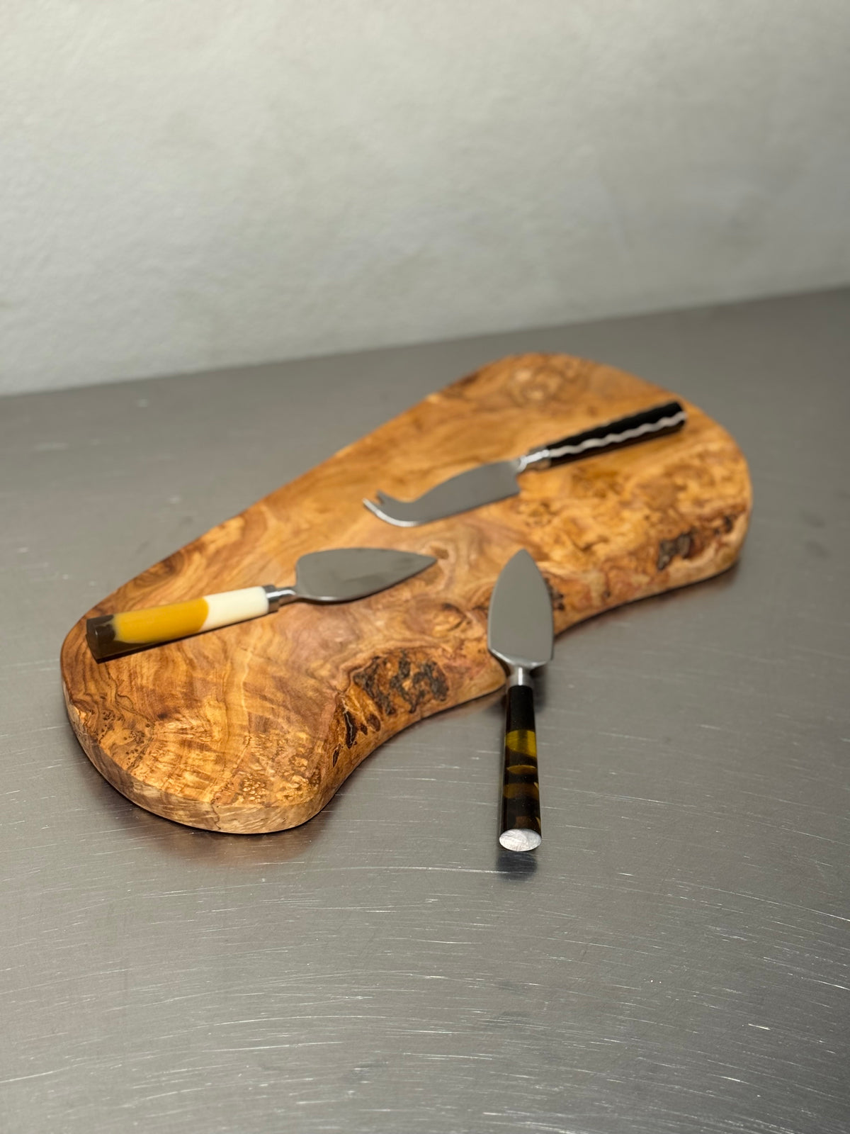 HKLiving Havana cheese knife set on wooden cheese board
