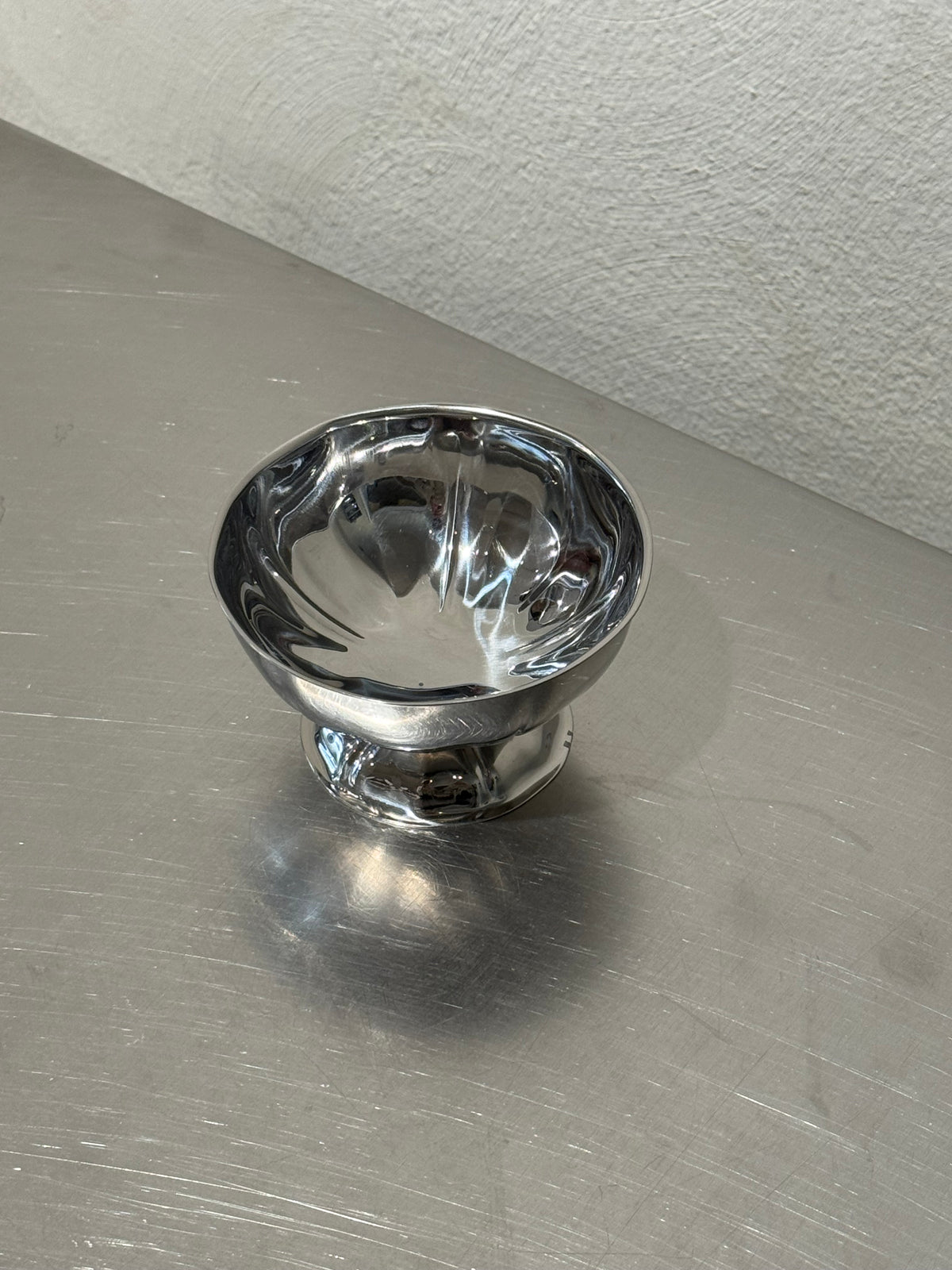 Snäckformad glasskål i rostfritt stål