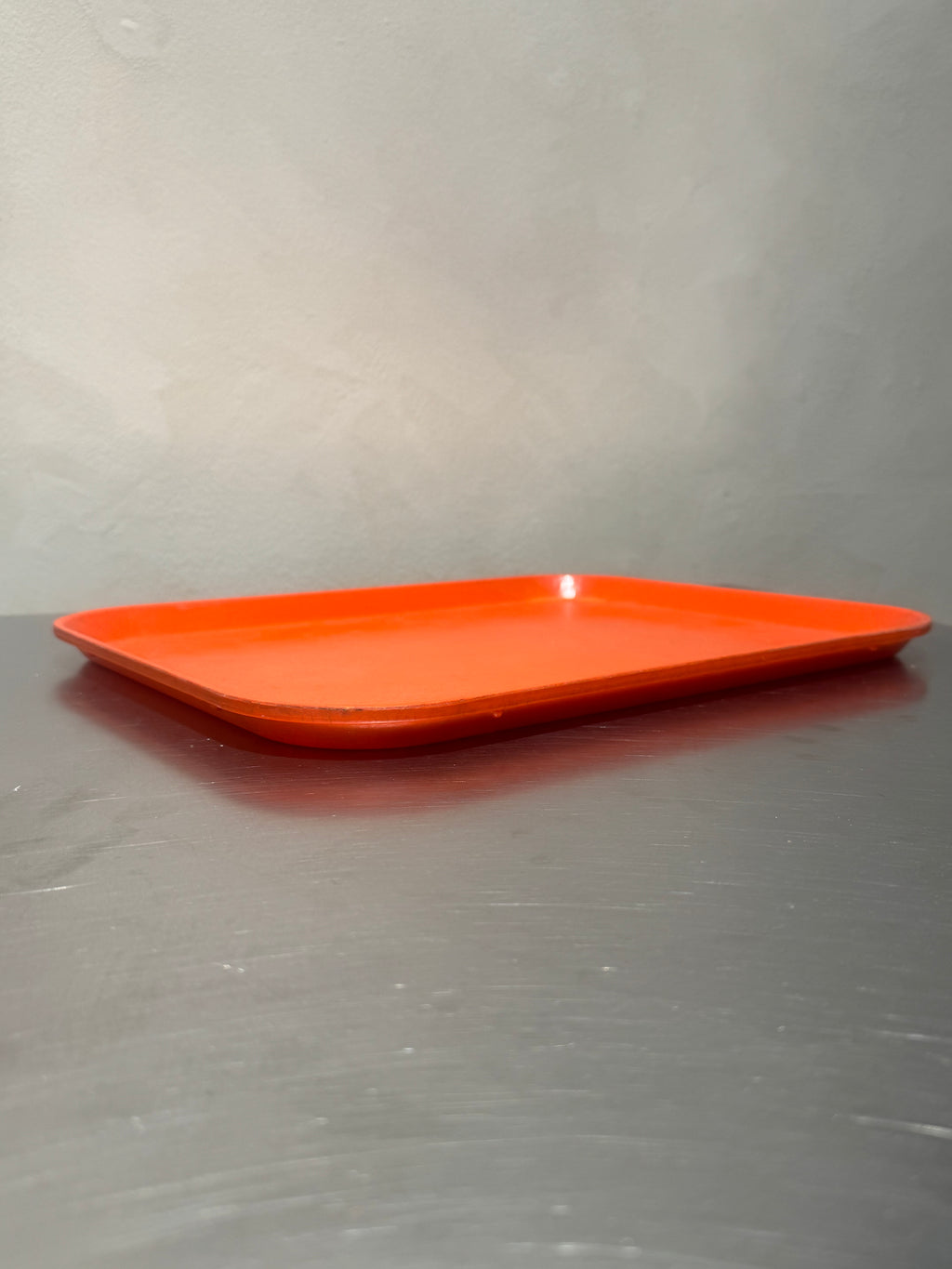 Orange Mullerhof-bricka från sidan