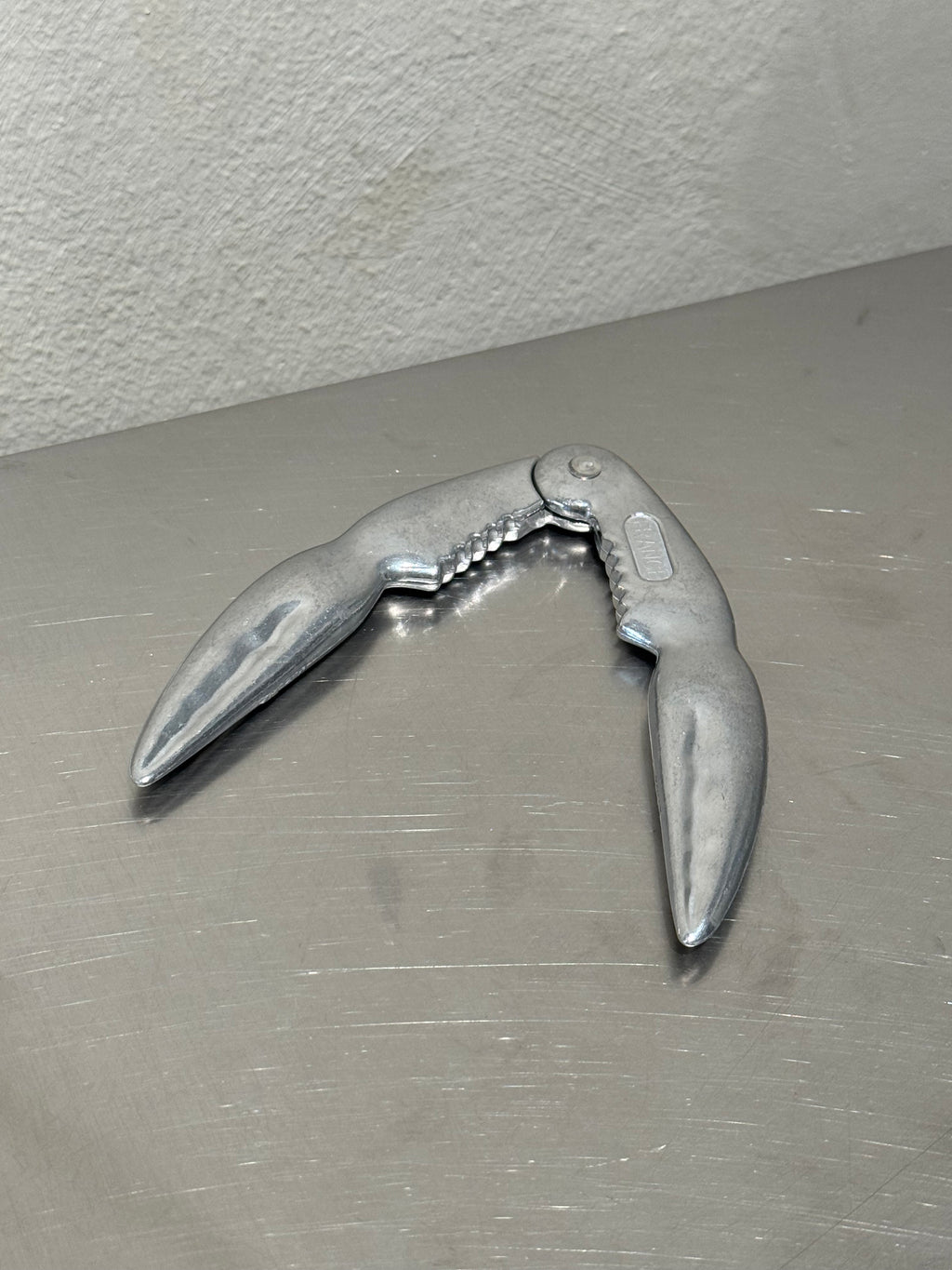 Open aluminium seafood cracker