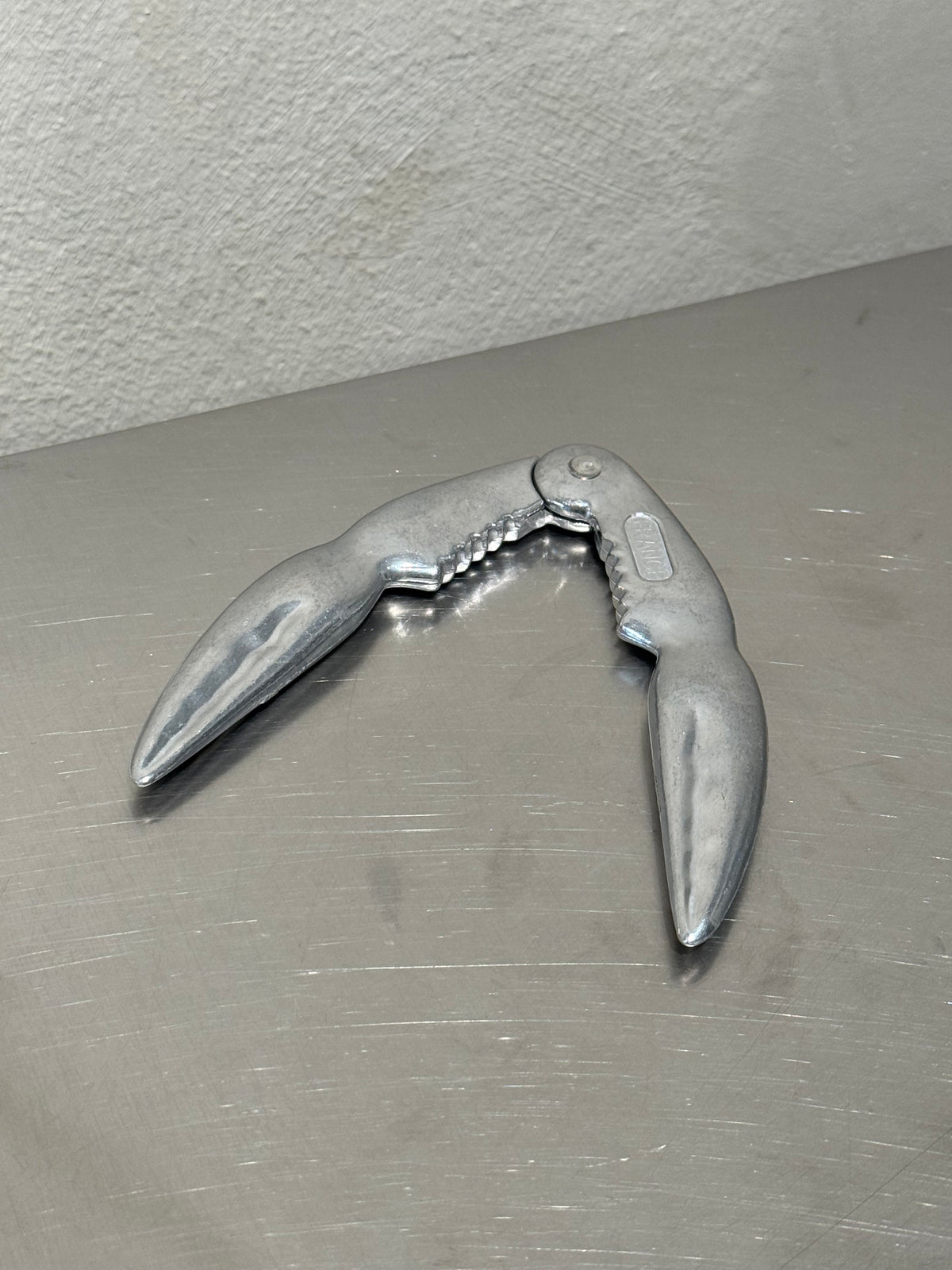 Open aluminium seafood cracker