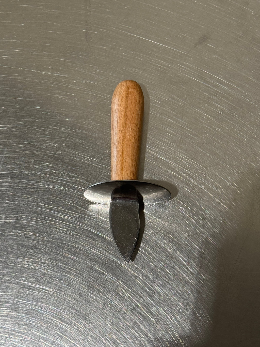 Ostronkniv med trähandtag och fingerskydd