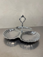 Tredelat serveringsfat i snäckform i rostfritt stål