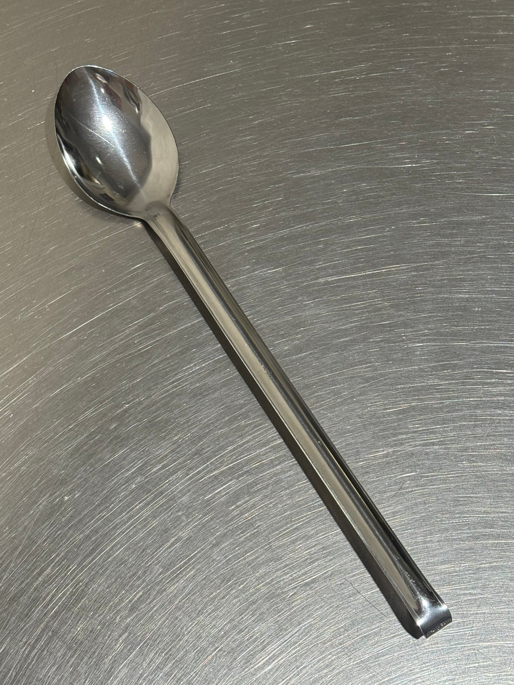 Tomatto serveringssked i rostfritt stål framifrån