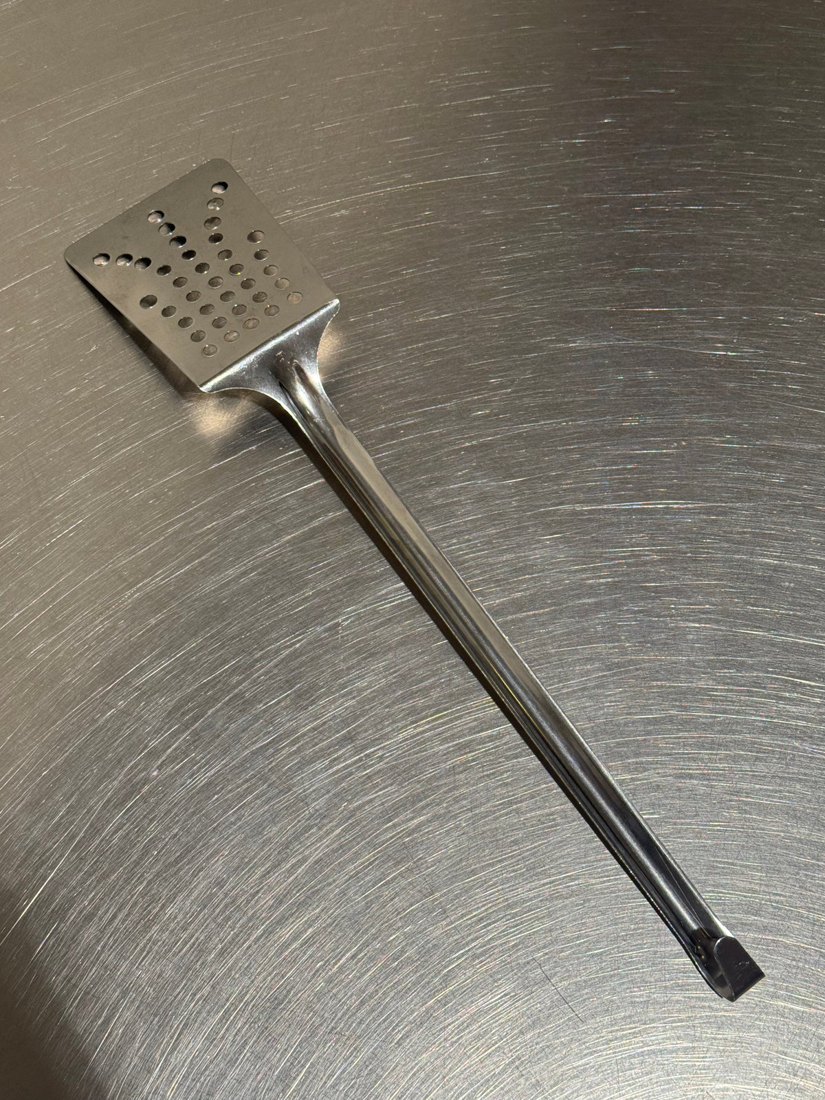 Tomatto stekspade med hål i rostfritt stål