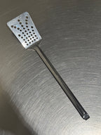 Tomatto stekspade med hål i rostfritt stål framifrån