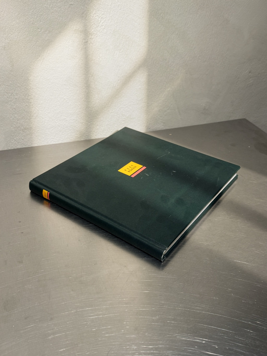 Festboken, angled front cover